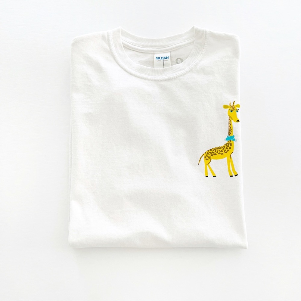 Giraffe Wearing Scarf Cotton T-Shirt Animales Y Más